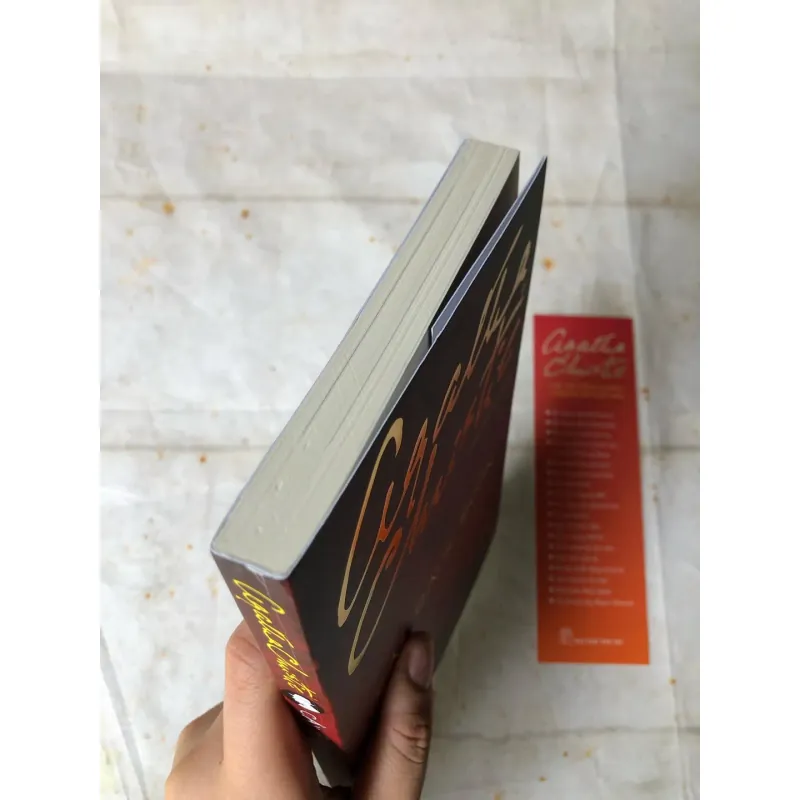 Cây Bách Buồn - Agatha Christie 783126