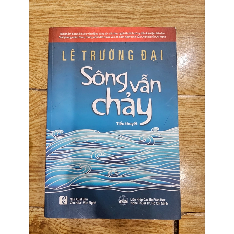 Sách có chữ ký tác giả. SÔNG VẪN CHẢY. Lê Trường Đại 453317