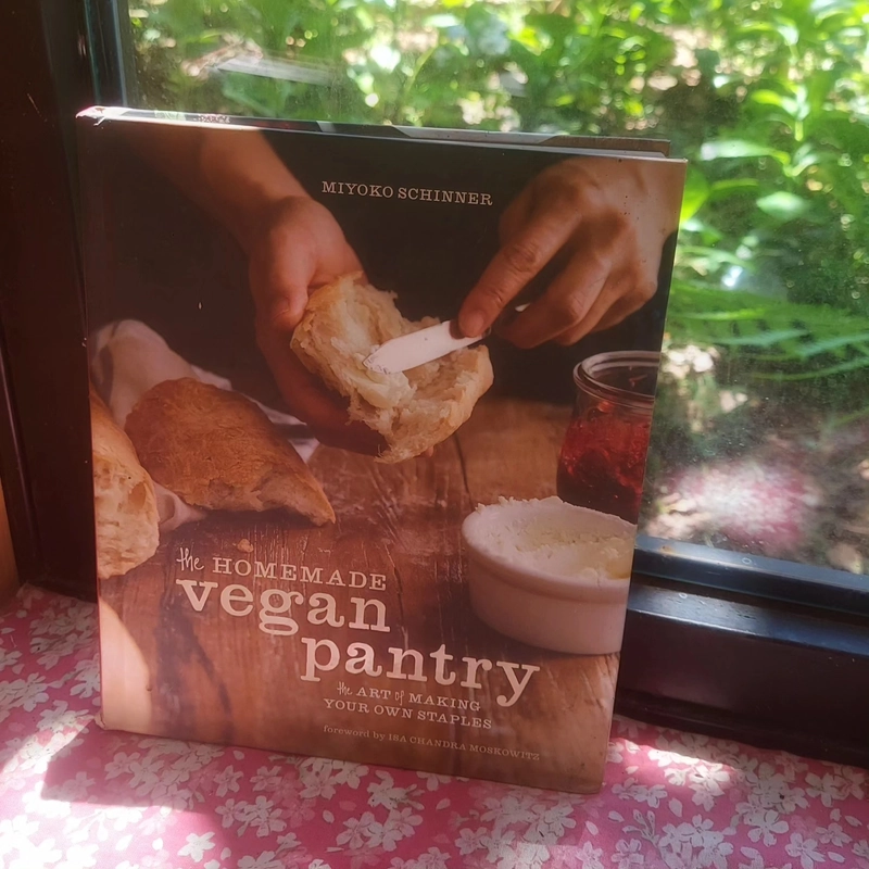 Sách nấu ăn tiếng Anh 'Homemade Vegan Pantry'  385204