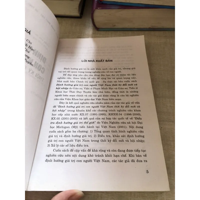 Định hướng giá trị con người Việt Nam thời kỳ đổi mới và hội nhập 1000219