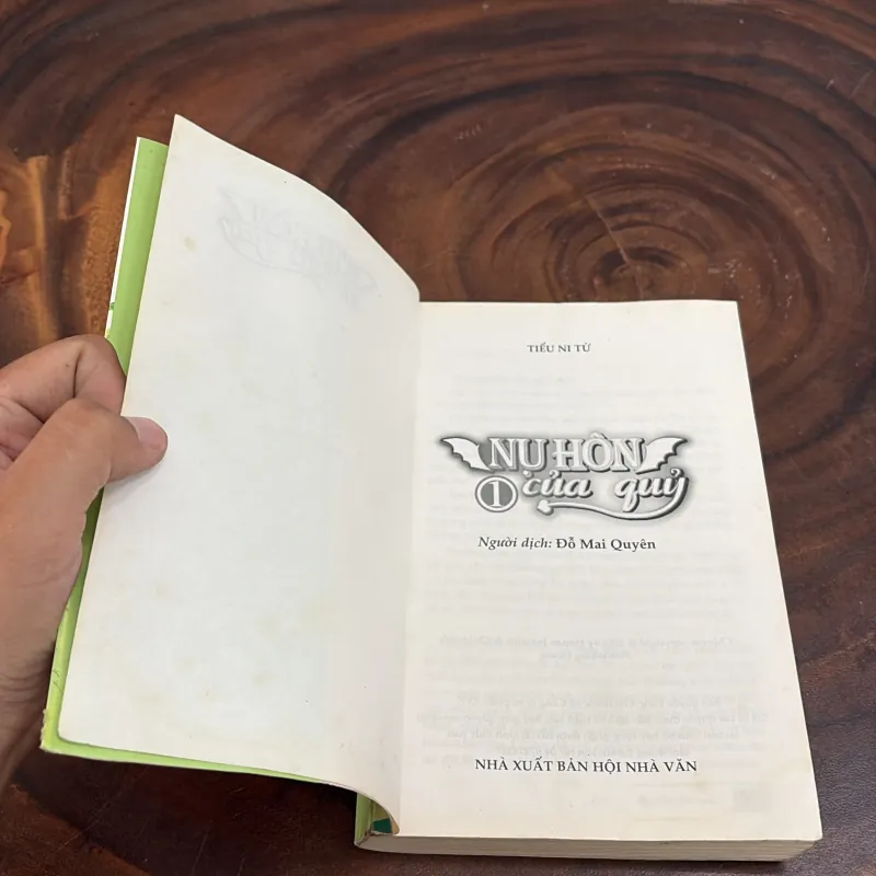 II Văn Học: Nụ Hôn Của Quỷ (Tập 1) - Tiểu Ni Tử - 2011 1008462