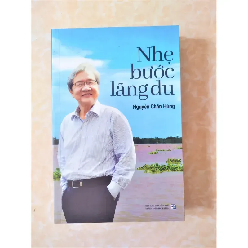 Sách: Nhẹ bước lãng du -Tác giả: Nguyễn Chấn Hùng 932434