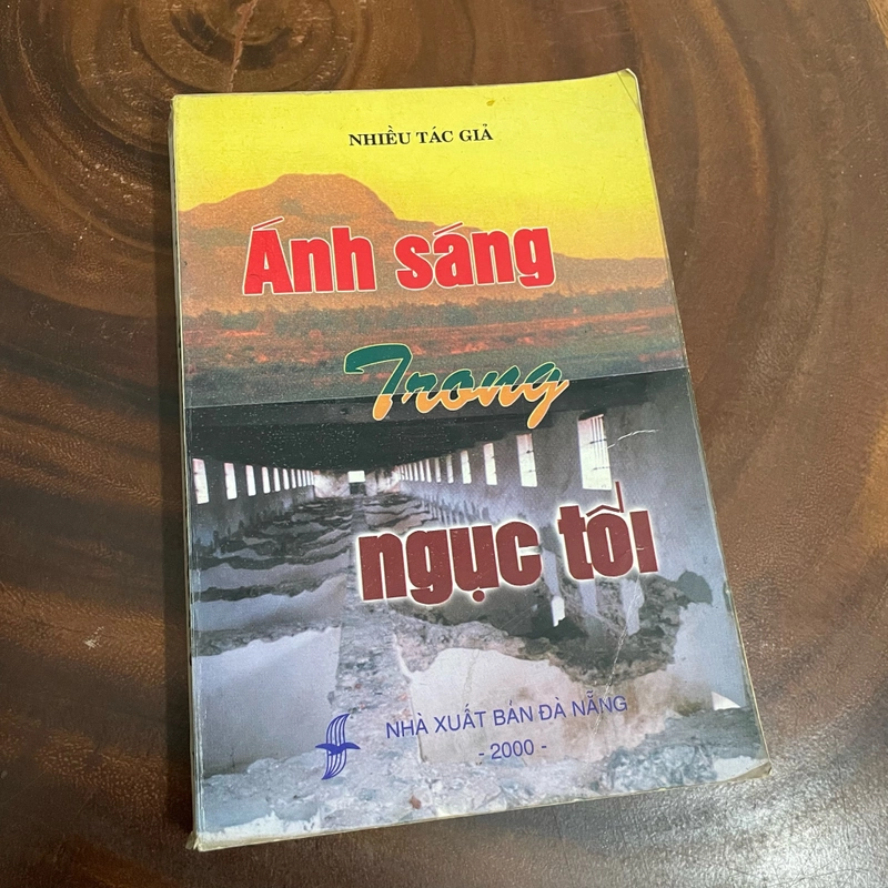 II Tựa sách: Ánh Sáng Trong Ngục Tối - Nhiều Tác Giả - 2000 463038