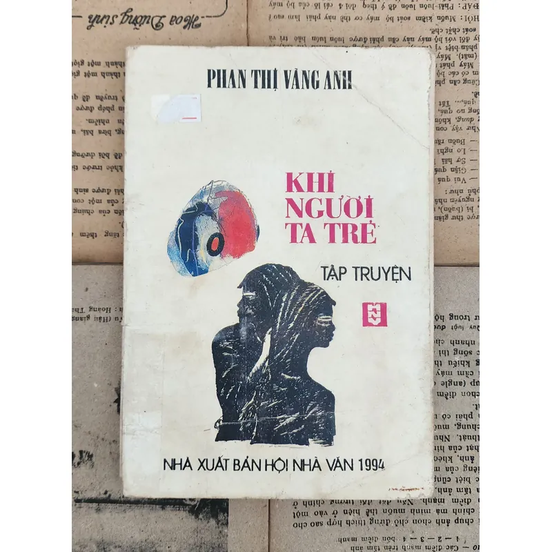 Tập truyện của Phan Thị Vàng Anh: KHI NGƯỜI TA TRẺ 708023