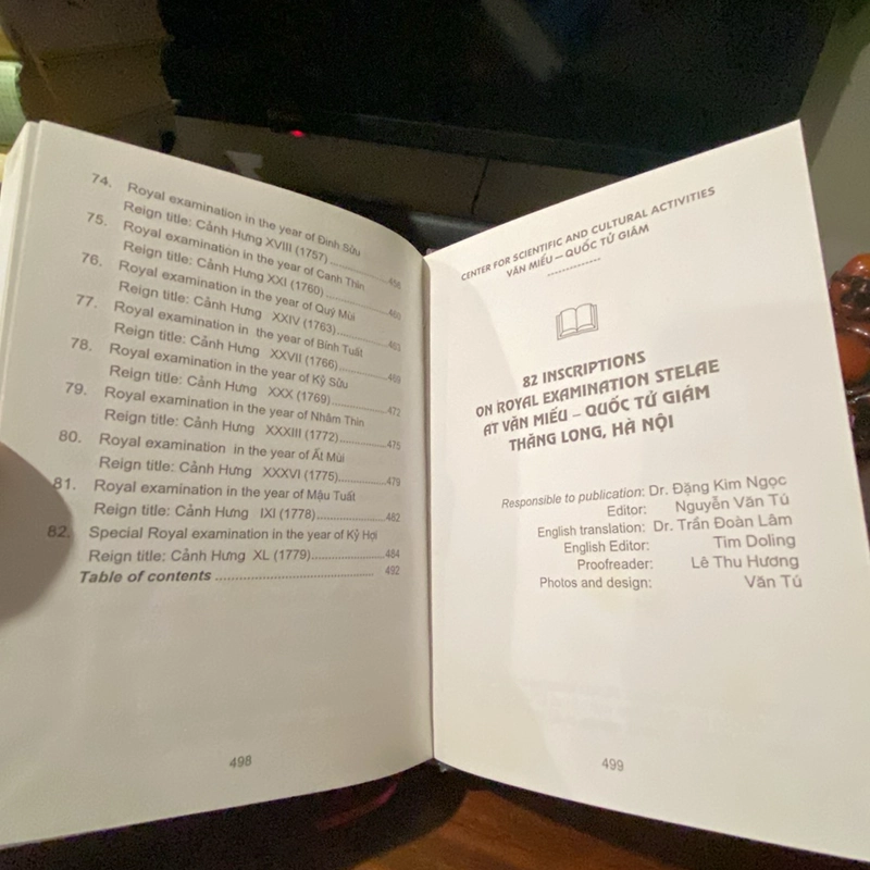 82 BIA TIẾN SĨ Ở VĂN MIẾU QUỐC TỬ GIÁM HÀ NỘI, SÁCH TIẾNG ANH, BÌA CỨNG (XB 2010) 469314