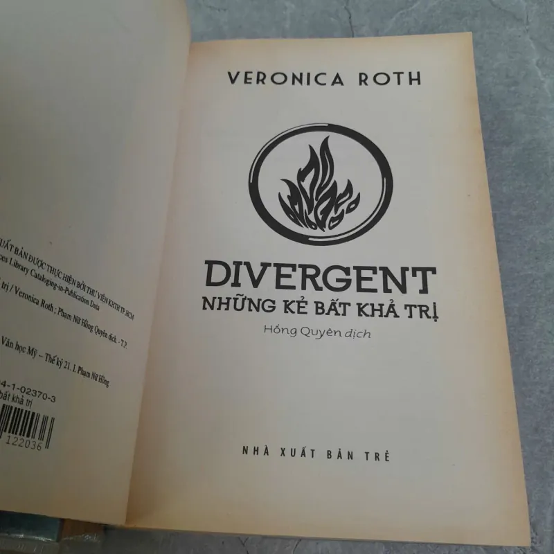 NHỮNG KẺ NỔI LOẠN, NHỮNG KẺ BẤT KHẢ TRỊ - VERONICA ROTH (HỒNG QUYÊN DỊCH) 759683