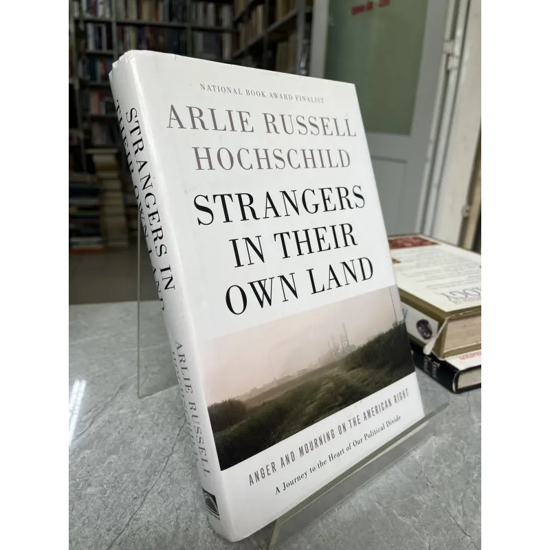 STRANGERS IN THEIR OWN LAND - ARLIE RUSSELL HOCHSCHILD 797413