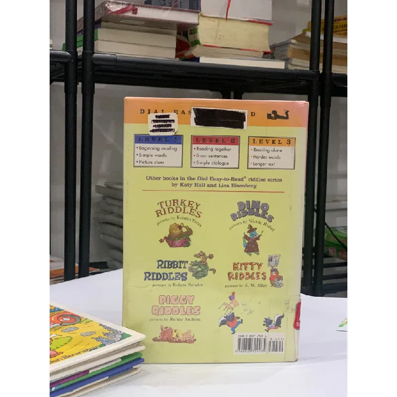 Dial Easy-to-Read: Stinky Riddles – Katy Hall & Lisa Eisenberg 559694
