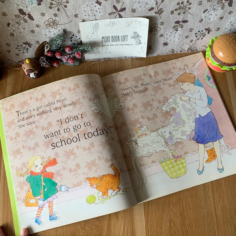 Sách tranh The Bear with Sticky Paws Goes to School, Used, Picture Book For Kids 444116