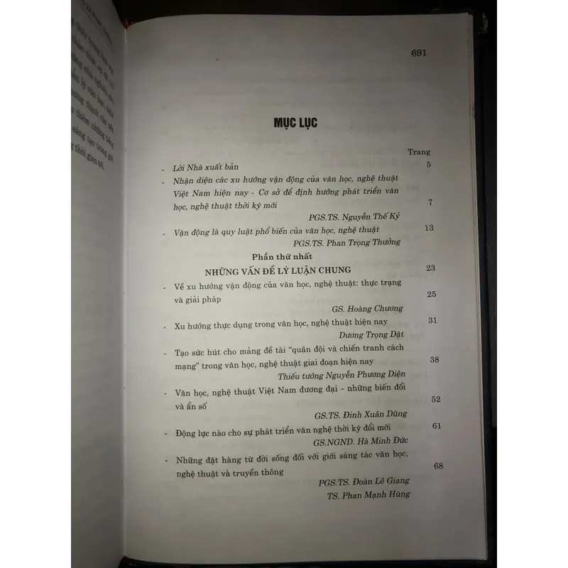 Nhận diện các xu hướng vận động và phát triển của văn học nghệ thuật Việt Nam hiện nay  732796
