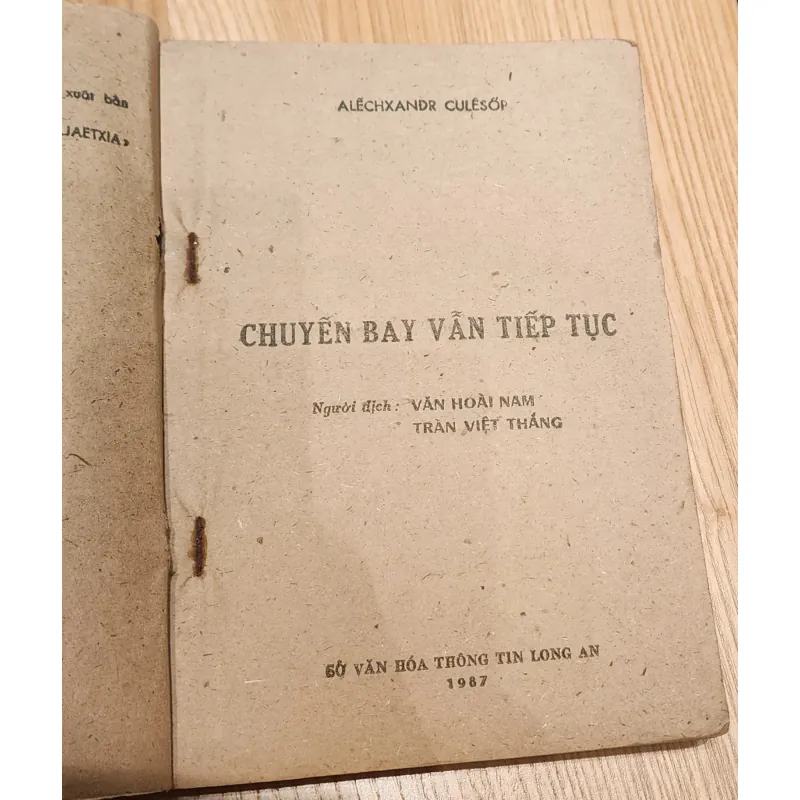 Truyện trinh thám cổ điển: CHUYẾN BAY VẪN TIẾP TỤC  788779