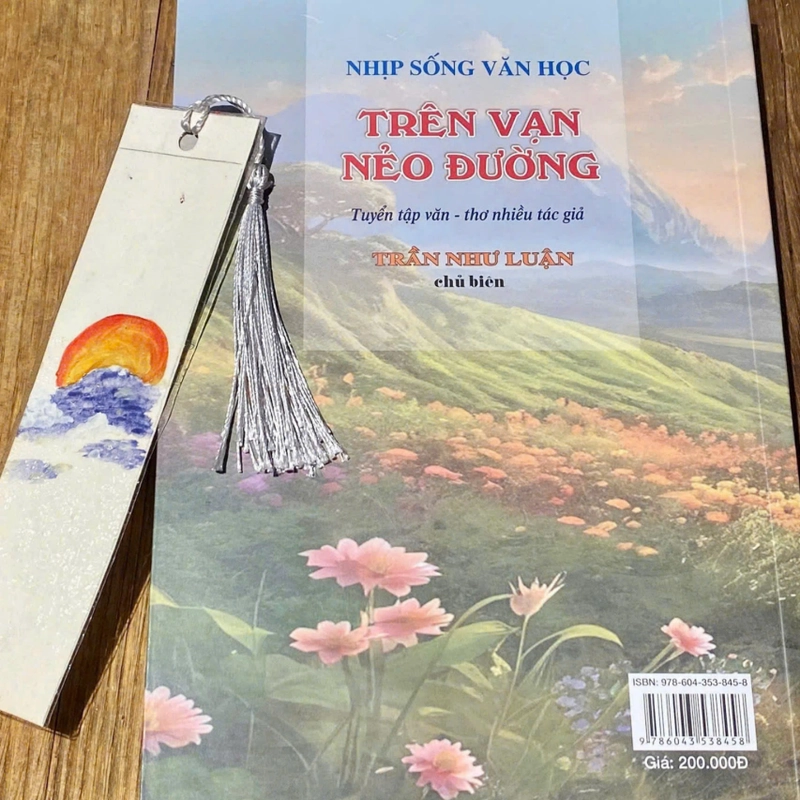 Sách Tuyển tập thơ văn Trên Vạn Nẻo Đường 460437