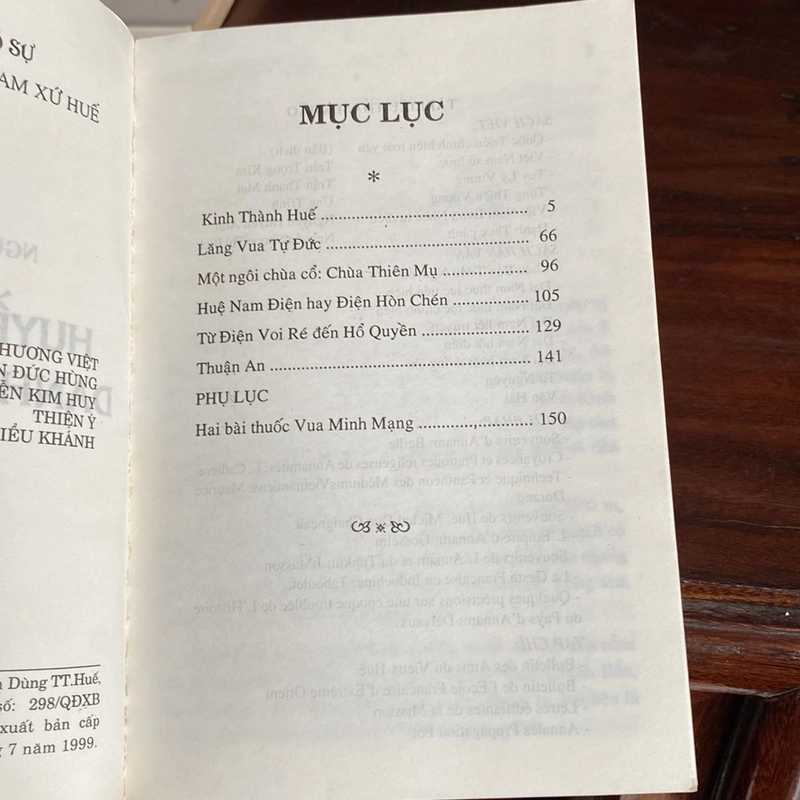 NGUYỄN TRIỀU CỐ SỰ - HUYỀN THOẠI VỀ DANH LAM XỨ HUẾ (XB 1999) 502420