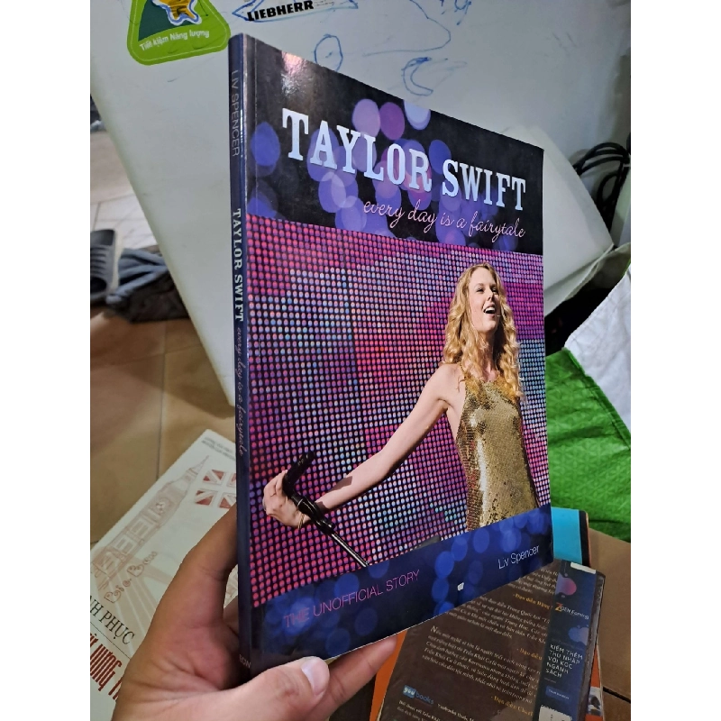 Taylor swift every day is a fairytale - Spencer - mới 90% - ENGLISH BOOKS - HCM0111 923938
