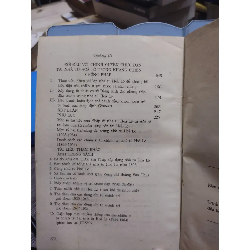 Sách: Đấu tranh của các chiến sĩ yêu nước và cách mạng tại nhà tù Hoả Lò (A3) 599405