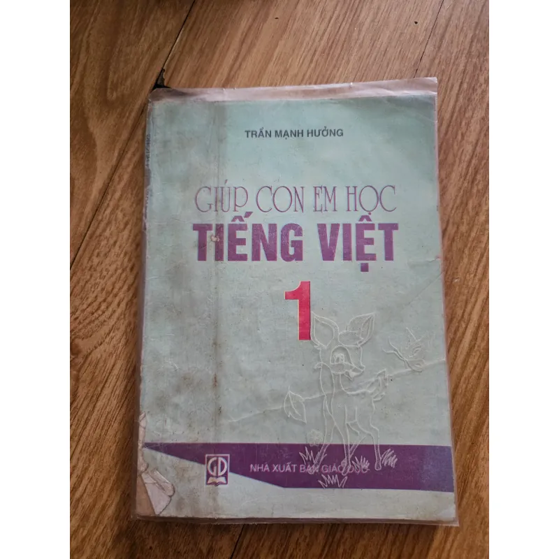 Giúp con em học tiếng Việt 1 (bìa bị rách vài chỗ, ố vàng nặng)
 757842