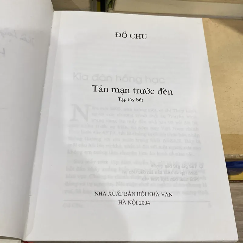 TẢN MẠN TRƯỚC ĐÈN, Tùy bút, bản bìa cứng có chữ ký tác giả Đỗ Chu (XB 2004) 674902