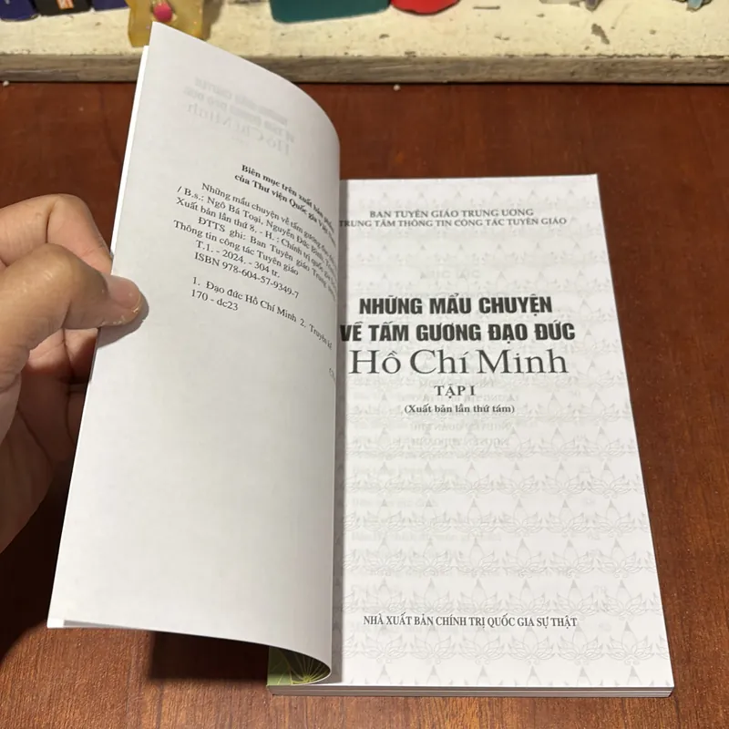 II Sách Lịch Sử: Những Mẫu Chuyện Về Tấm Gương Đạo Đức Hồ Chí Minh (2 Tập) - 2024 722827