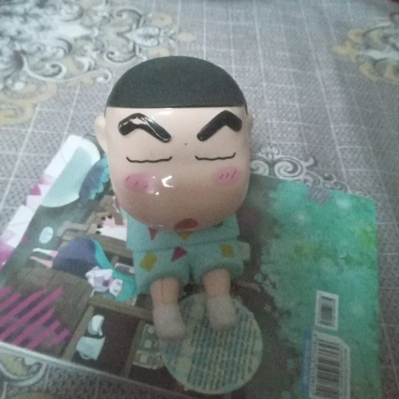 Giá kê điện thoại hình shin cậu bé bút chì 935071