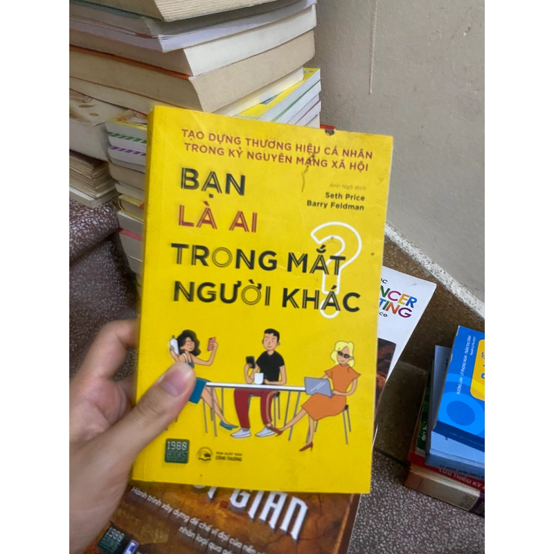 Sách bạn là ai trong mắt người khác 310076