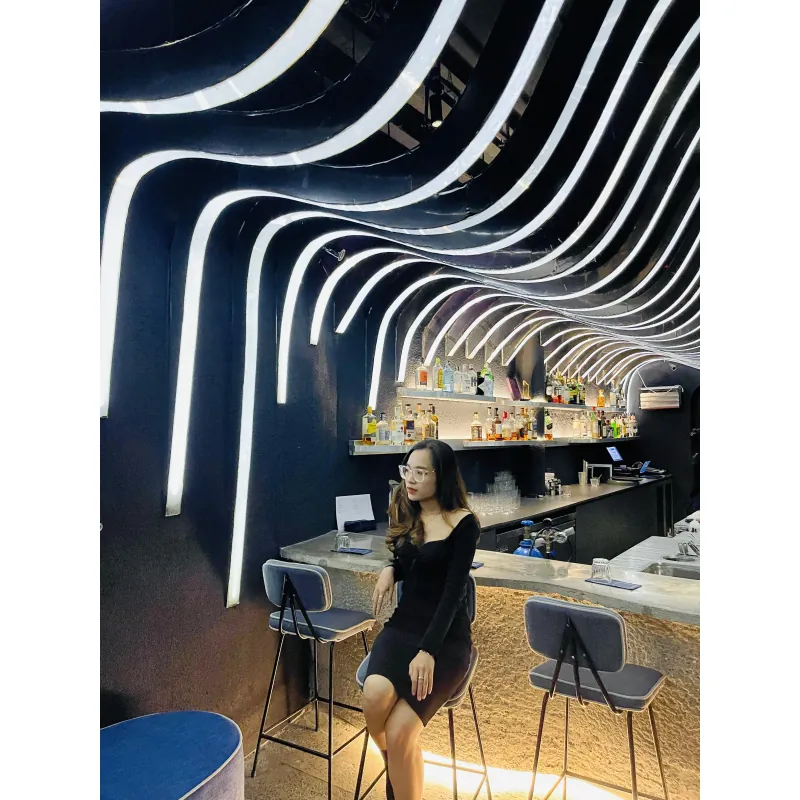 Đầm body đen khoét ngực 990530