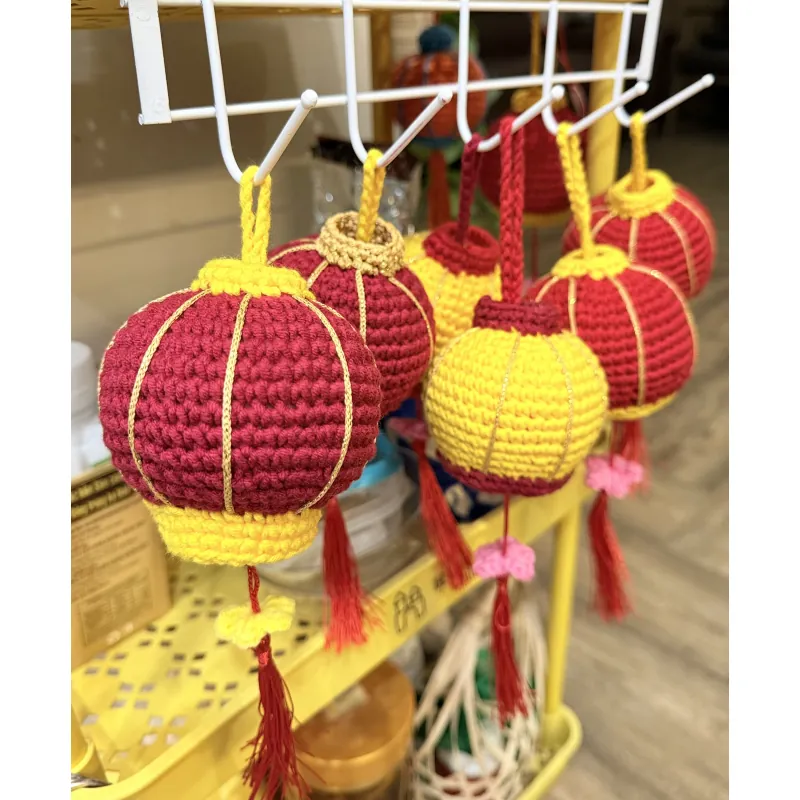 Đèn lồng mini làm bằng len trang trí không gian ngày Tết thêm rực rỡ  762764