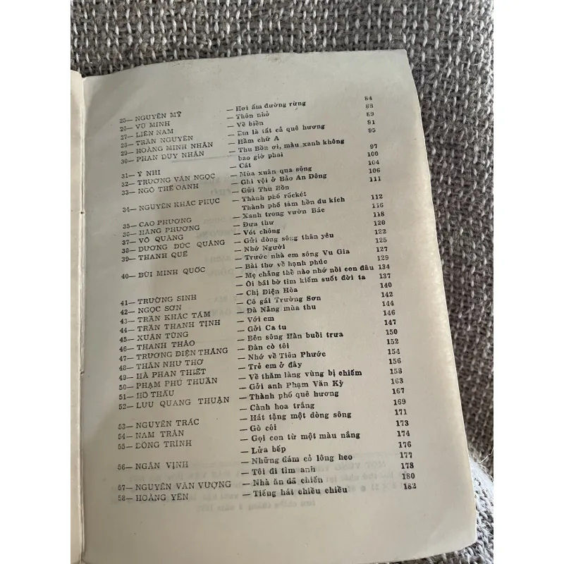 Một vùng thơ - thơ Việt Nam 1945-1985; khổ lớn  1026245