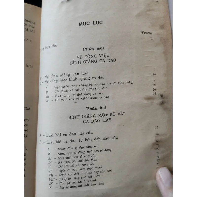 Sách Bình giảng ca dao của tác giả Hoàng Tiến Tựu là  958442