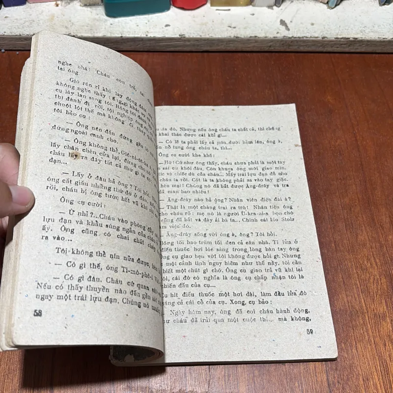 [Sách 8x] - II Truyện Tình Báo: Ông Già Và Đứa Cháu Ngoại - E. MUKHINA - 1987 797182