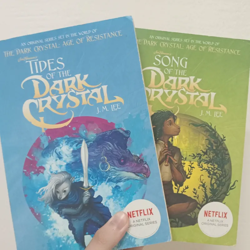 2 quyển Song of The Dark Crystal (Tiếng Anh) 714582