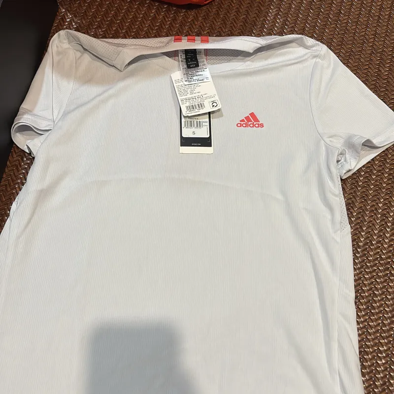 Áo adidas chính hãng, hàng mới chưa sử dụng 568777