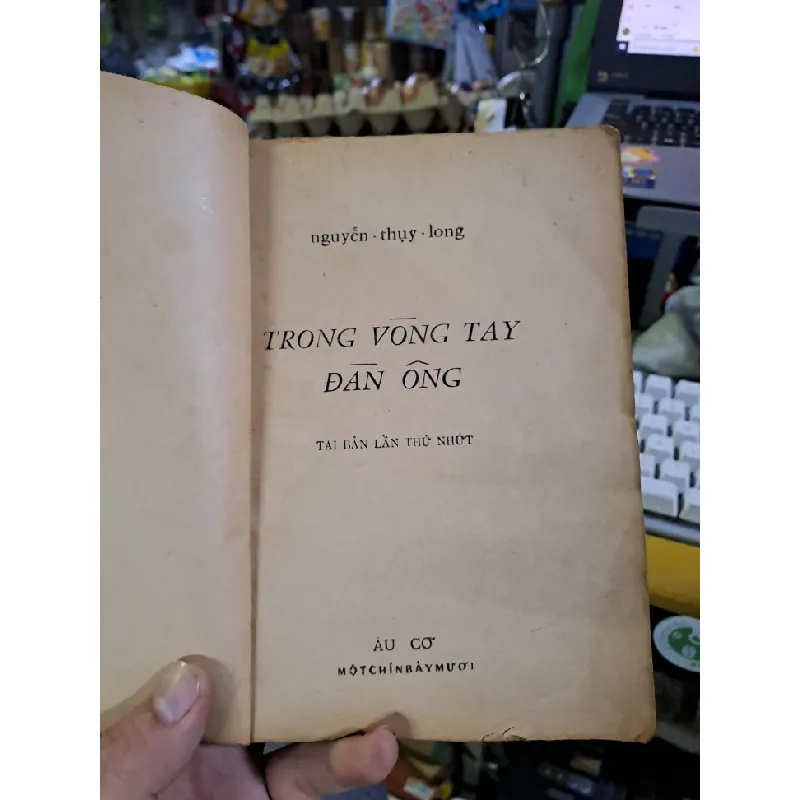 Trong vòng tay đàn ông Nguyễn Thụy Long mới 70% ố 1970 Văn học Việt Nam HCM1709 559938