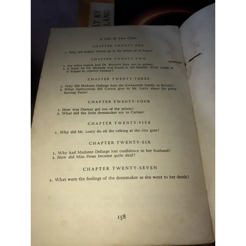 A tale of two cities - Charles Dickens 1050862