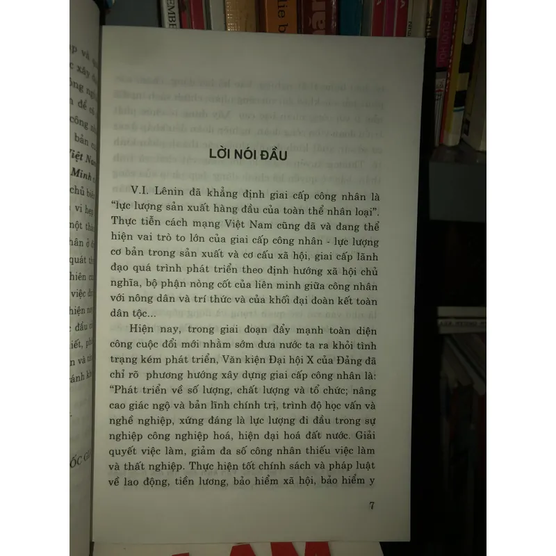 Góp phần xây dựng giai cấp công nhân Việt Nam từ thực trạng công nhân thànhphố Hồ Chí Minh 696819