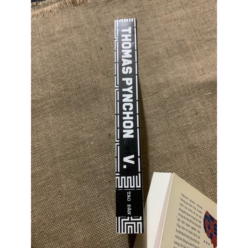 V - Tiểu thuyết của Thomas Pynchon  155259