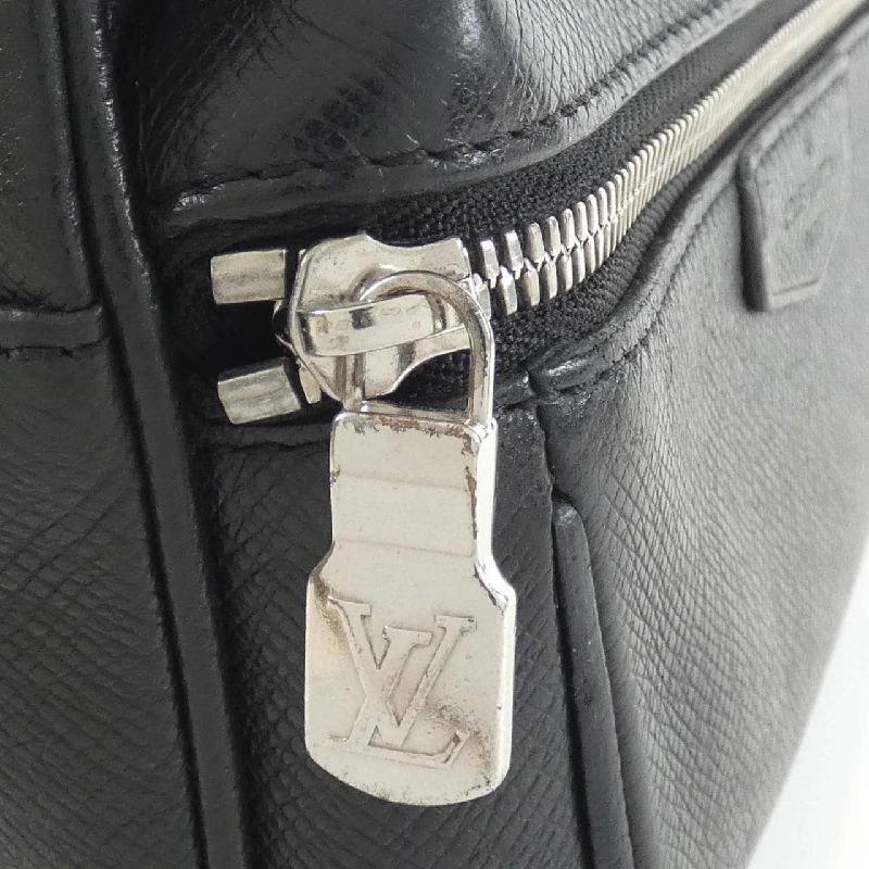 Túi đeo chéo Louis Vuitton Taiga Bum Bag Outdoor M33438 612622