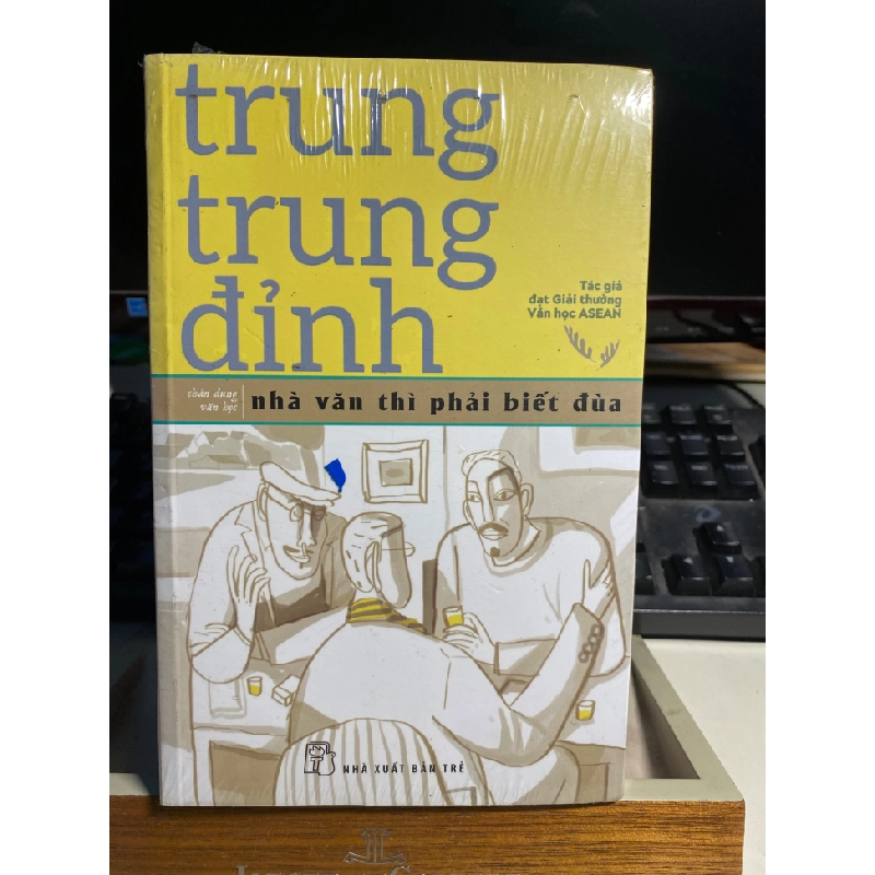 Nhà Văn Thì Phải Biết Đùa ( chân dung văn học)- Trung Trung Đỉnh -NXB Trẻ-Sách lưu kho còn seal 443273