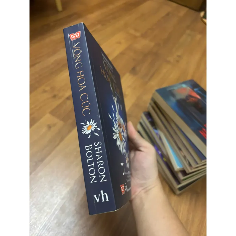 Combo Sharon Bolton - Kẻ sống sót, Vòng hoa cúc 797754