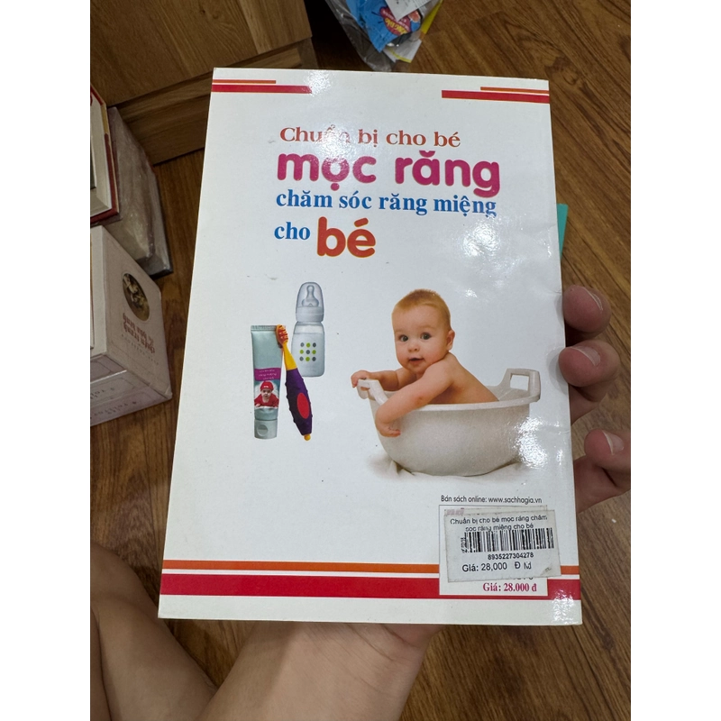 Bé mọc răng 551934