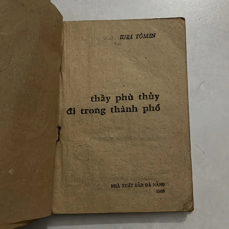 Thầy phù thuỷ đi trong thành phố — 1985s 525841