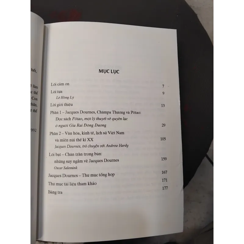 Nhà nhân học chân trần : nghe và đọc Jaques Dournes 1031040