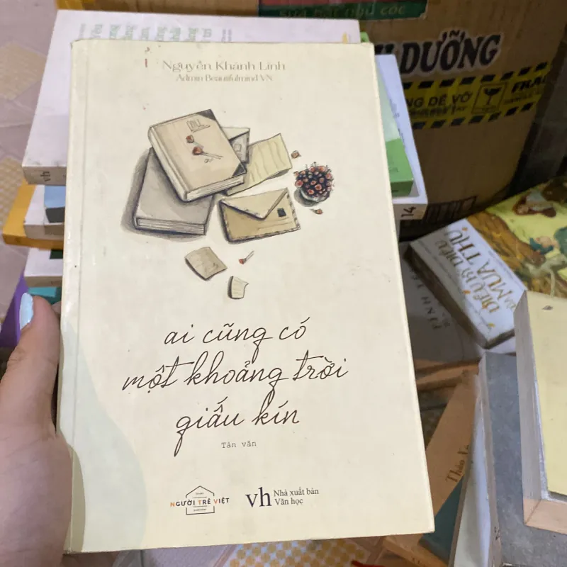 Ai cũng có một khoảng trời giấu kín  929494
