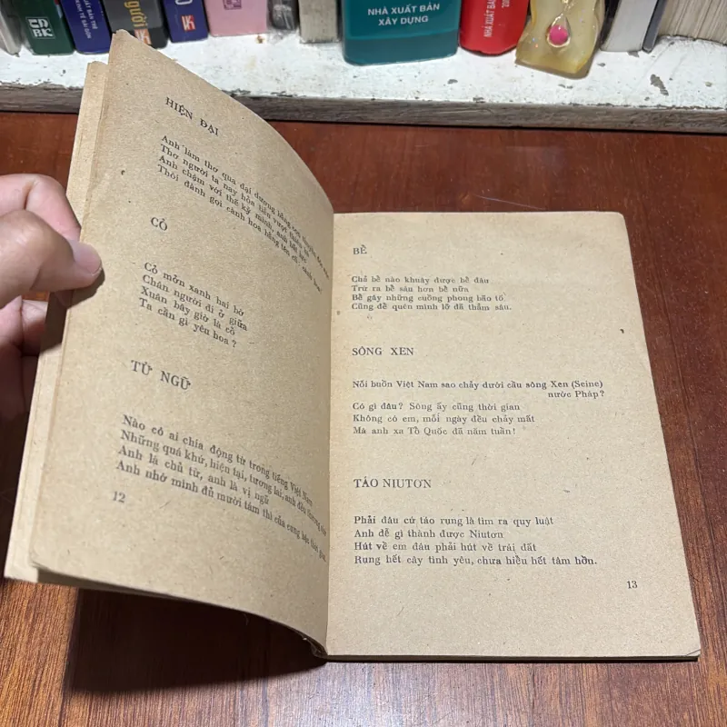 [Sách Xưa] - II Thơ: Hoa Trên Đá - Chế Lan Viên - 1984 792580