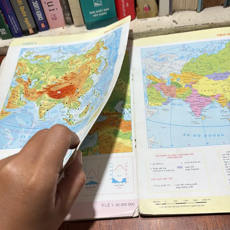 [Ruột Rời] - II Tập Bản Đồ: Thế Giới Và Các Châu Lục (Sách Khổ Lớn) - 2003 796372