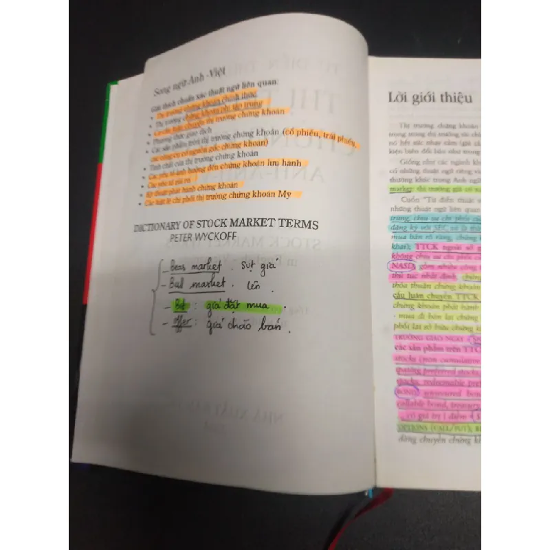 Từ điển thuật ngữ thị trường chứng khoán (bìa cứng) năm 2004 mới 70% ố có viết và highlight nhiều HCM2602 chứng khoán 674711