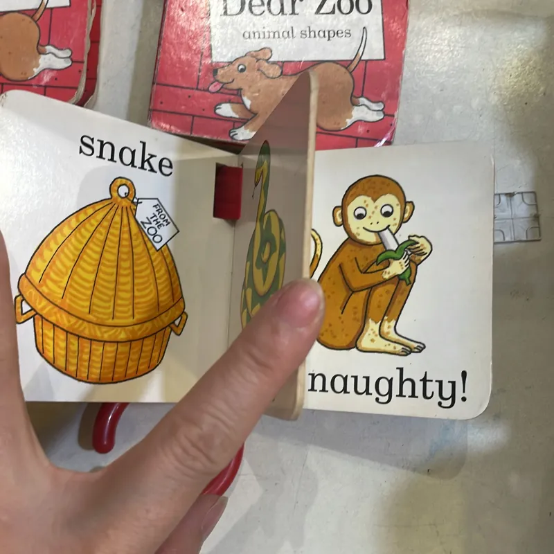 Ngoại văn : Rod Campbell : DEAR ZOO : animal shapes & buggy book ( chọn 1 quyển )  1027456