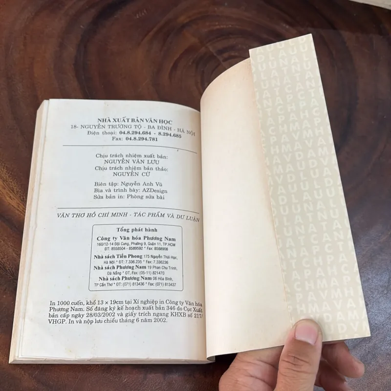 II Văn Học: Văn Thơ Hồ Chí Minh _ Tác Phẩm Và Dư Luận - 2002 999256