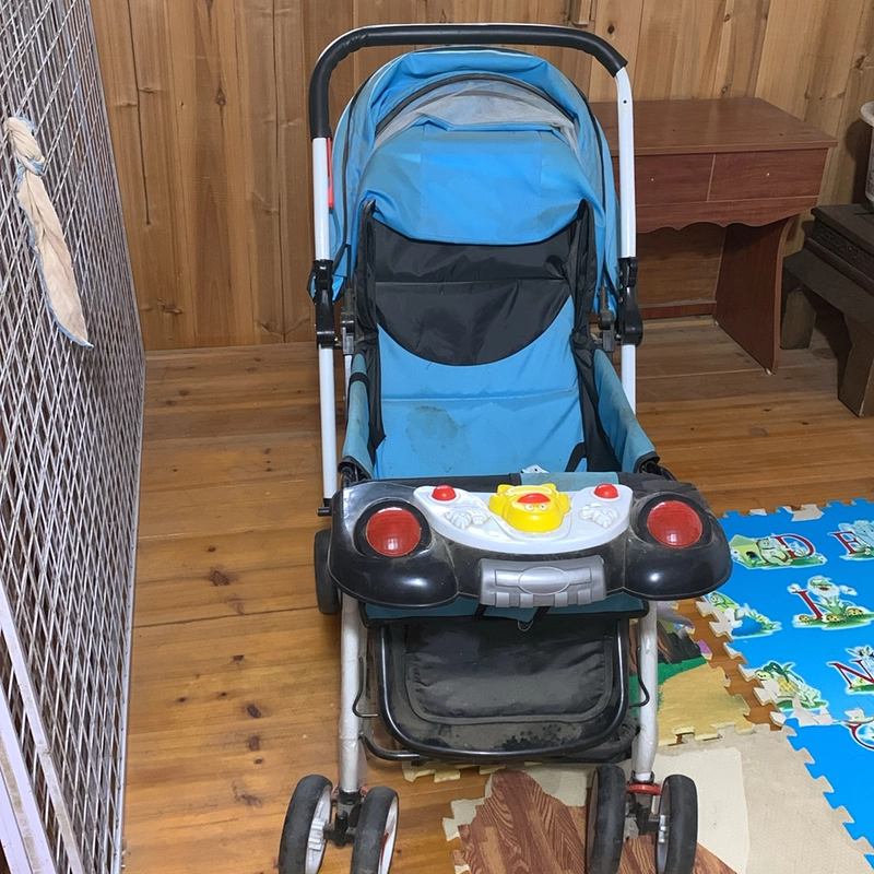 Xe đẩy cho bé có màn chụp.  526443