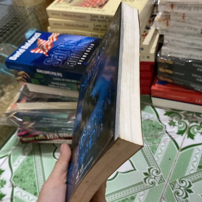 Câu chuyện nghĩa địa" (The Graveyard Book) của tác giả Neil Gaiman 999111