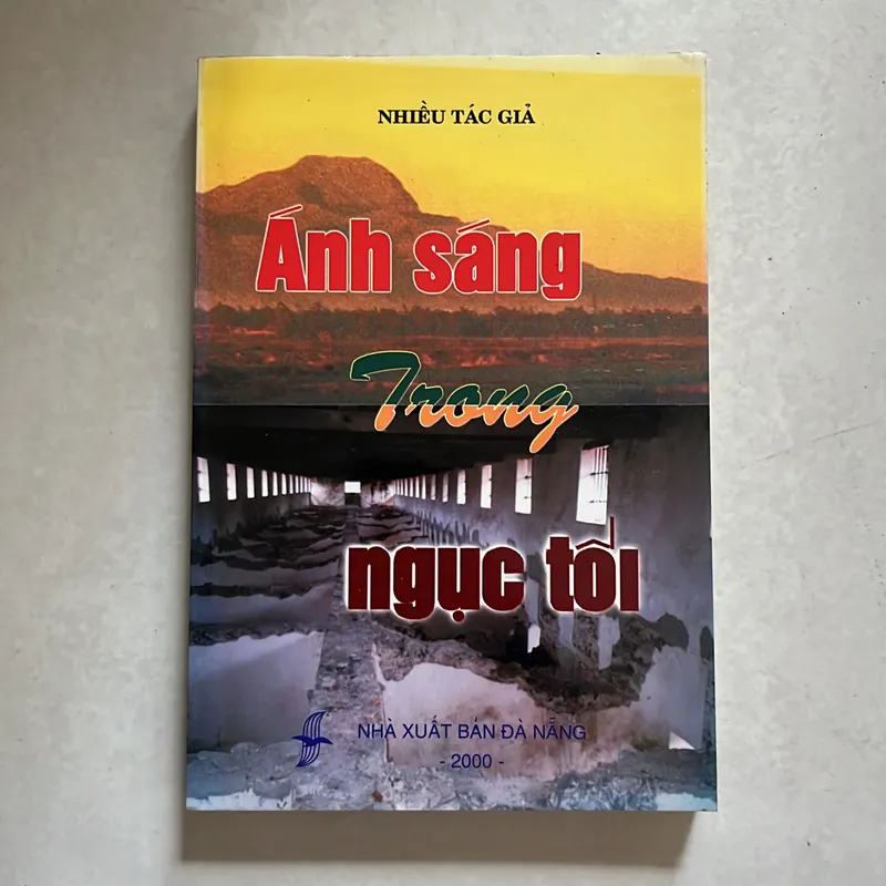 Ánh sáng trong ngục tối 567272